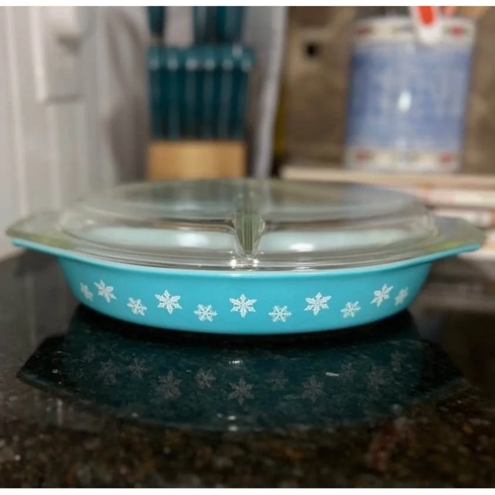Pyrex 949C Divided Oval Glass Casserole w/ Lid Blue Snowflake Pattern